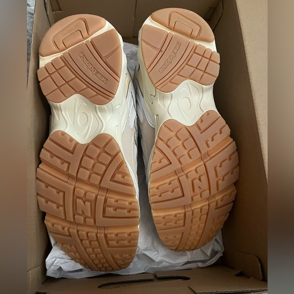 *NEVER WORN* NEW BALANCE 725 UNISEX BEIGE AND WHITE LACE UP SNEAKERS - Picture 2 of 6